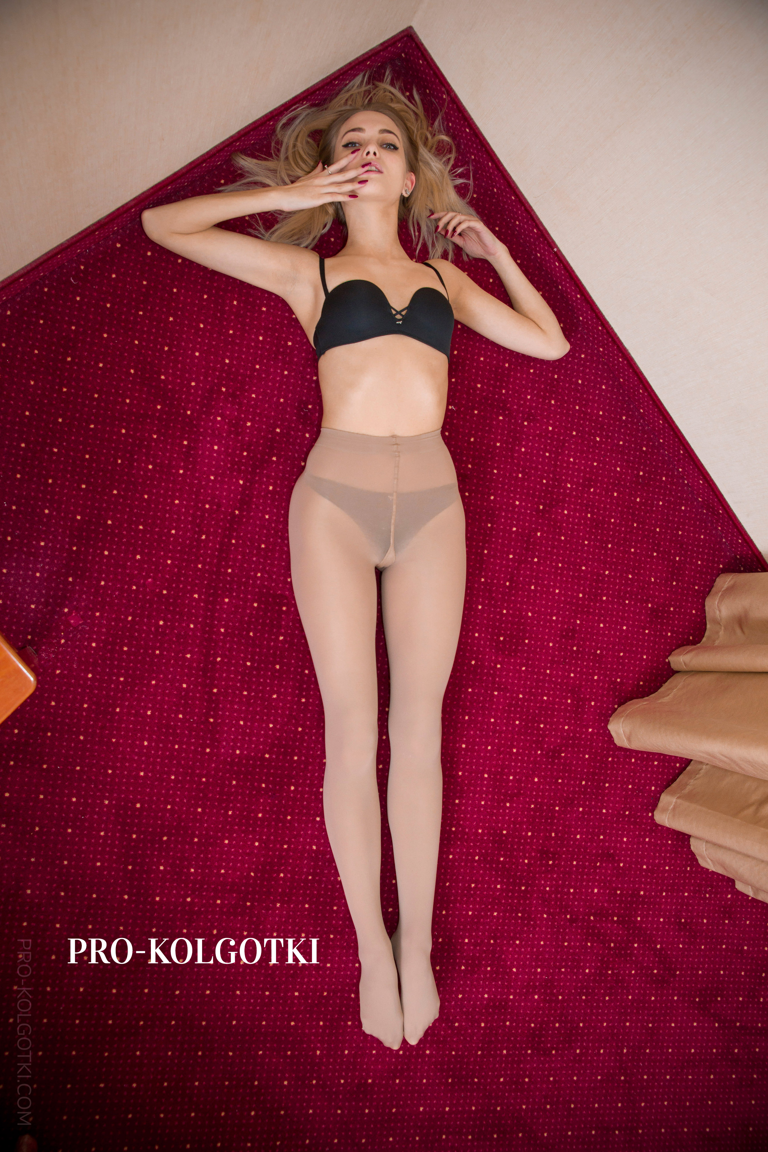 women wearing pantyhose full body - picture from Pantyhose Magazine January 2018 (part 1)